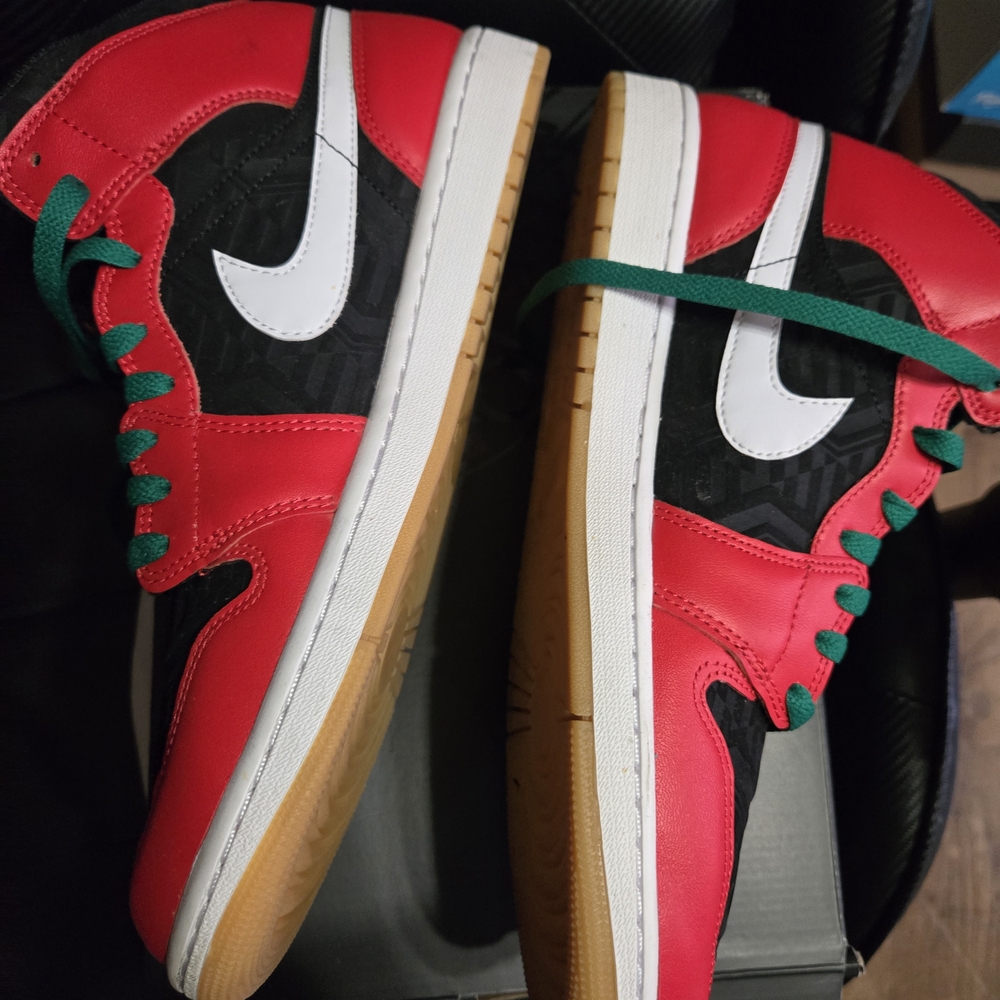 Jordan 1 Mid SE in Black, Red, and White - Picture 2 of 6